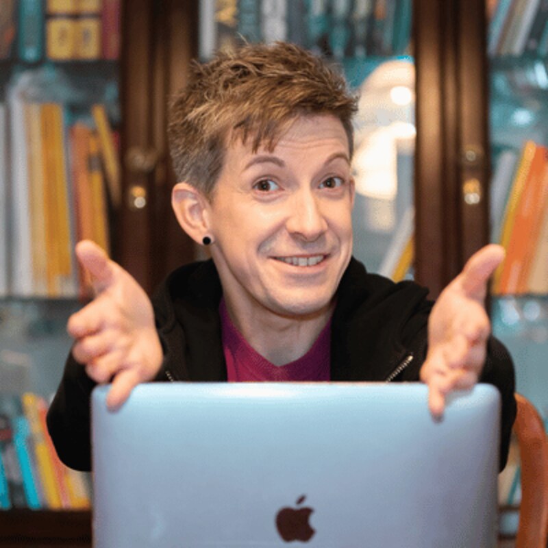 Mio Lindner bei der Online-Lerntherapie am Laptop